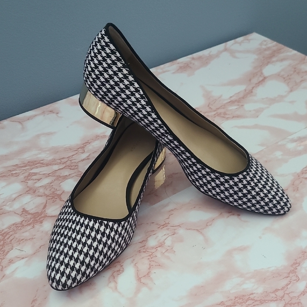 EUC Ann Taylor Black White Chevron Gold Heel Pointed Toe Flat Sz 7.5M